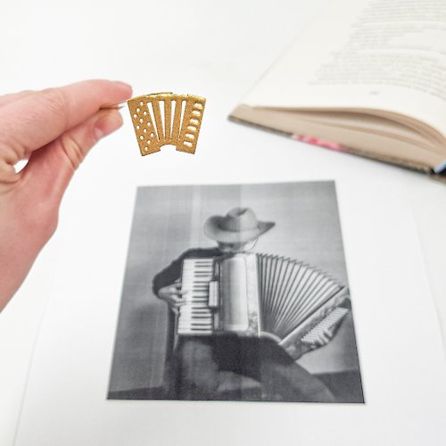 Design Atelier Article Sturdy metal bookmark Accordion. Small bookish gift for music lovers.