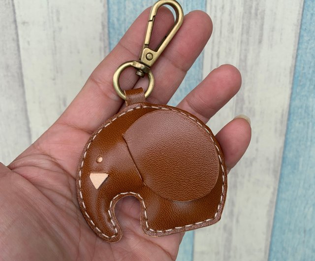 癒しの小物手作りレザーブラウンかわいい赤ちゃん象手縫いキーホルダー小サイズ ショップ Leatherprince キーホルダー キーケース Pinkoi