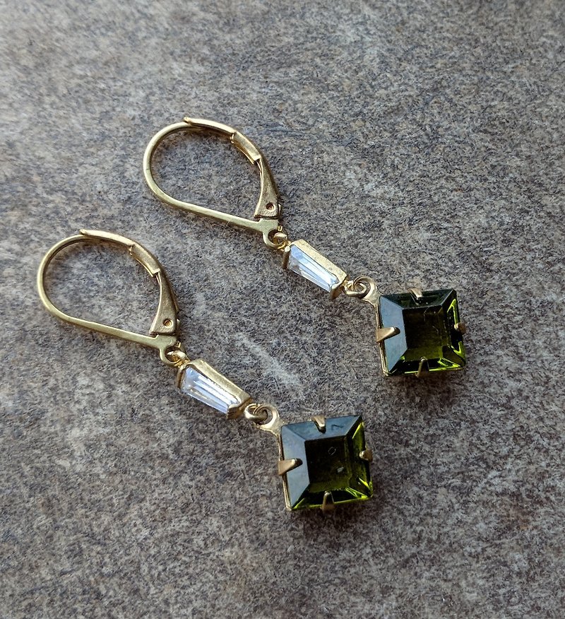 Olive Green Glass Drop Earrings - ต่างหู - แก้ว สีเขียว