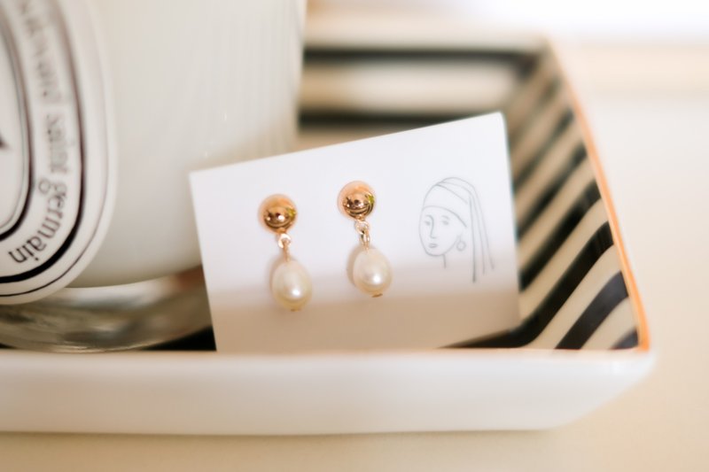 Classic Gold earrings with Freshwater Pearls dangle - ต่างหู - ไข่มุก สีทอง