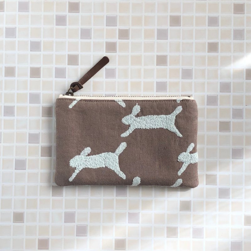 run run run mina perhonen　うさぎの刺繍　ミニポーチ　ハンドメイド　　兔 - 零錢包/小錢包 - 棉．麻 咖啡色
