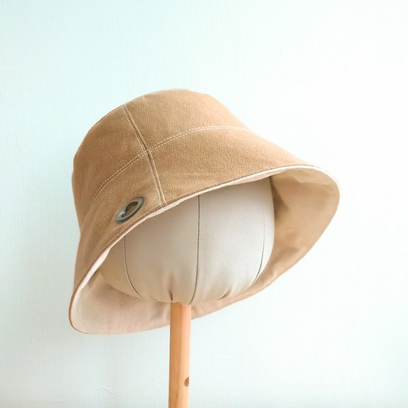 Brown Double-sided Cotton Bucket Hat-Light Brown/Embryo White Head Circumference 60cm - หมวก - ผ้าฝ้าย/ผ้าลินิน ขาว