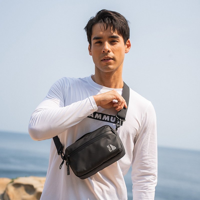 Waterproof throughout | Water_Shed STONE_WR Extreme Night Black | Functional side backpack 2.5L - กระเป๋าแมสเซนเจอร์ - เส้นใยสังเคราะห์ สีดำ