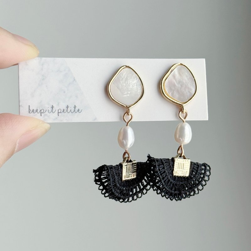 貝殼黑蕾絲 天然珍珠 925銀耳針 耳環 生日禮物 - 耳環/耳夾/耳骨夾 - 貝殼 黑色