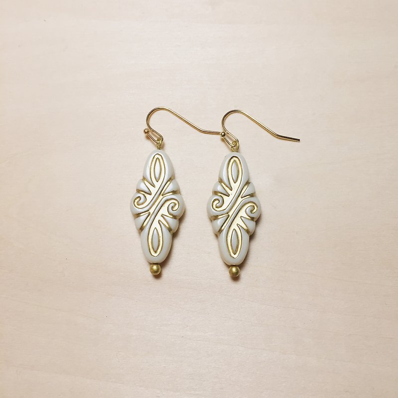 Vintage beige diamond engraved earrings - ต่างหู - เรซิน ขาว