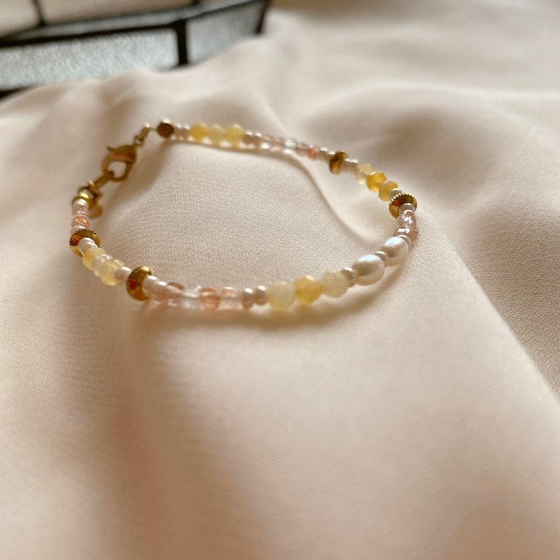 Sweets -Brass pearl bracelet - สร้อยข้อมือ - ทองแดงทองเหลือง สีทอง