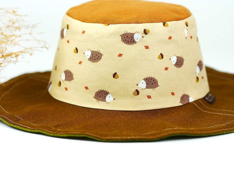 Calf Village Calf Village Men's and Women's Handmade Double-sided Hat Customized Gentleman's Hat Cute Animals Autumn Maple Leaf Wild Earth Department {Fruit Maple Hedgehog 【H-387】 - หมวก - ผ้าฝ้าย/ผ้าลินิน สีกากี