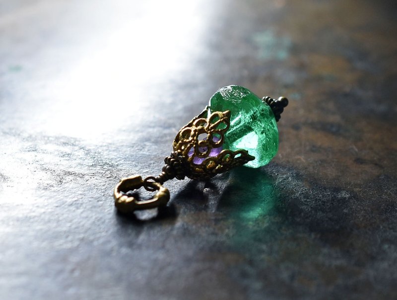 Antique uranium glass and delicately decorated brass cap, amethyst pendant top - สร้อยคอ - แก้ว สีเขียว