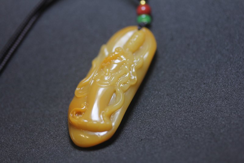 【觀音菩薩】 天然黃蠟石 大慈大悲菩薩 送禮保平安項鏈 吊墜 掛 - 項鍊 - 玉石 橘色