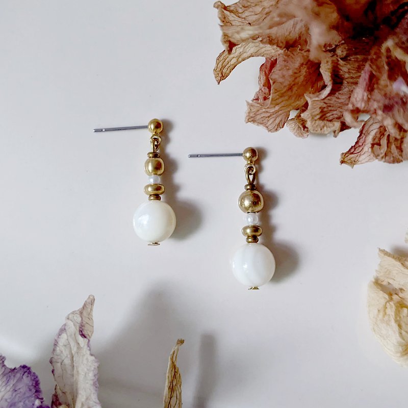 Shell Pearl Bronze Earrings with Changable Clips - ต่างหู - วัสดุอื่นๆ ขาว
