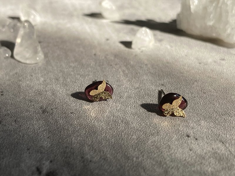 【耳尖上的蝴蝶。 304鈦鋼耳針|石榴石】隨形天然石、14k鍍金蝴蝶 - 耳環/耳夾/耳骨夾 - 其他材質 紅色