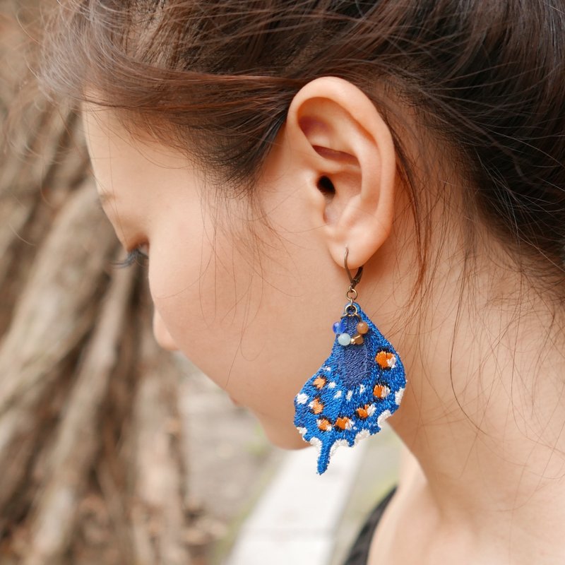 刺繡 蝴蝶 鳳尾耳環 / 美洲藍燕尾鳳蝶 - 耳環/耳夾/耳骨夾 - 繡線 藍色