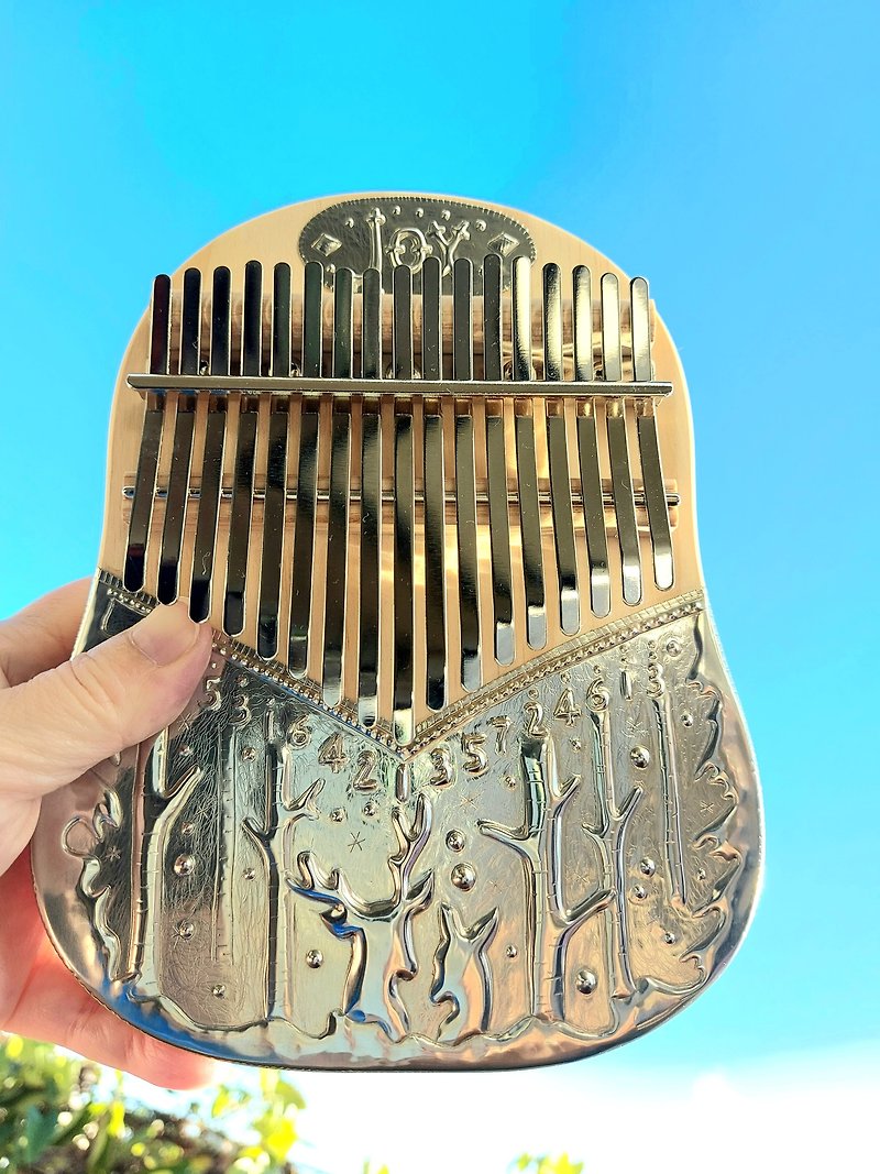[Online Tin Sculpture Experience] Elk Forest Tin Sculpture Thumb Piano (Kalimba) Christmas Gift - กีตาร์เครื่องดนตรี - โลหะ 