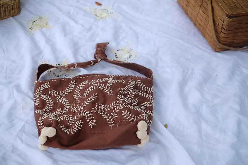 Hand Embroidery Cotton bag - 側背包/斜孭袋 - 棉．麻 咖啡色