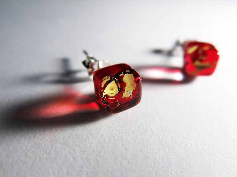 Ice cube gold leaf glass sterling silver ear pin / cherry red - Earrings & Clip-ons - Glass Red