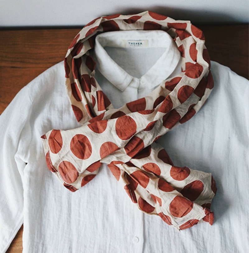 Red polka dot pure cotton autumn thin scarf, salt shrinking process, three-dimensional folds, all-match polka dot autumn and winter finishing - ผ้าพันคอถัก - ผ้าฝ้าย/ผ้าลินิน สีแดง