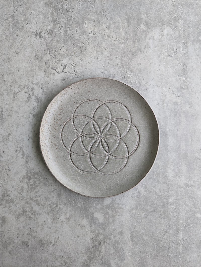 Flower of life handmade pottery plate - จานและถาด - ดินเผา ขาว