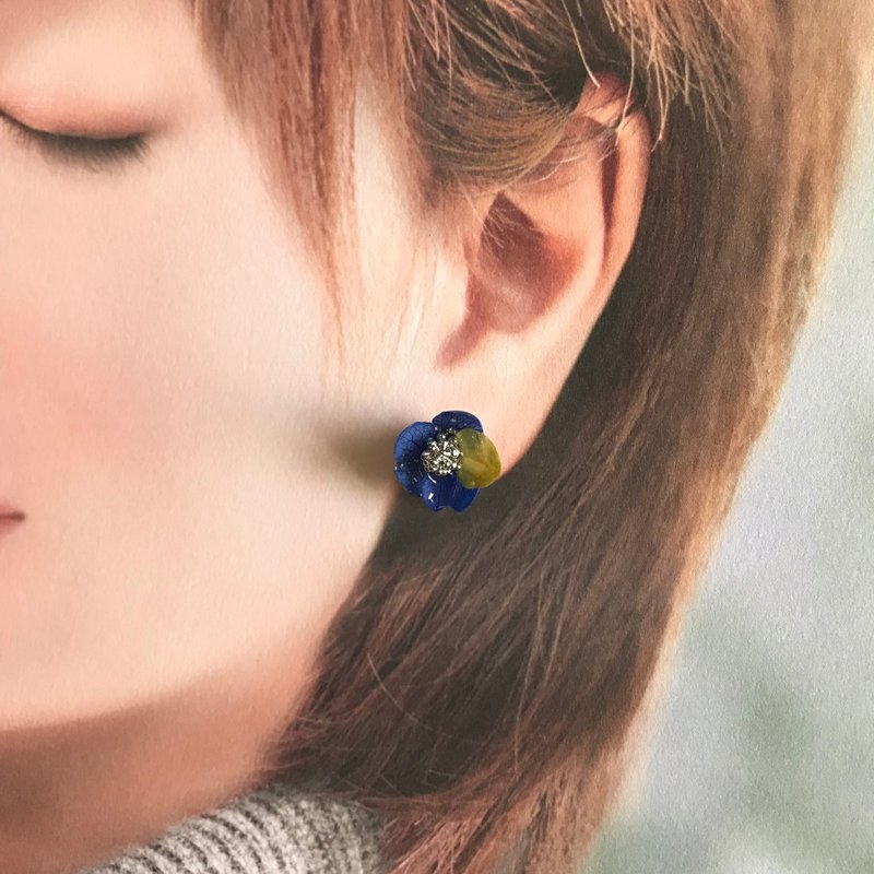 Real flower Hydrangea Earrings with stainless steel earrings - ต่างหู - พืช/ดอกไม้ สีน้ำเงิน