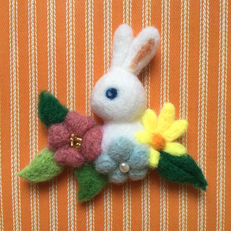 Bunny in the flowers-hand-made wool felt pins - เข็มกลัด - ขนแกะ หลากหลายสี