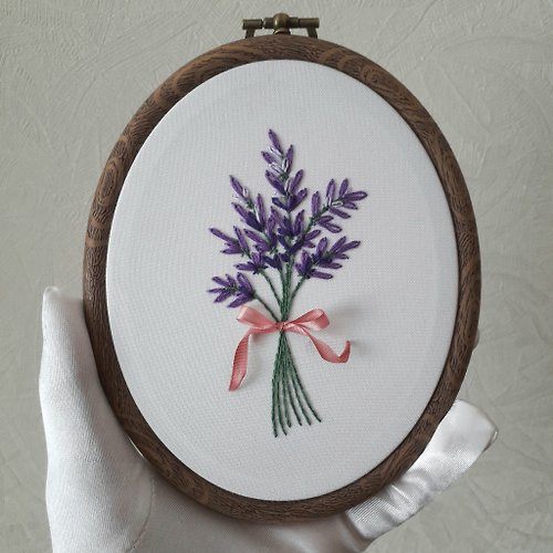 Embroidery Dreams 繡圖 罌粟 Embroidered picture with lavender, hand embroidery wall decor