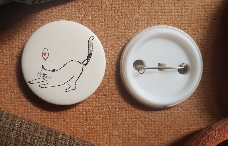 Pin buttons white cat love - 襟章/徽章 - 其他金屬 多色
