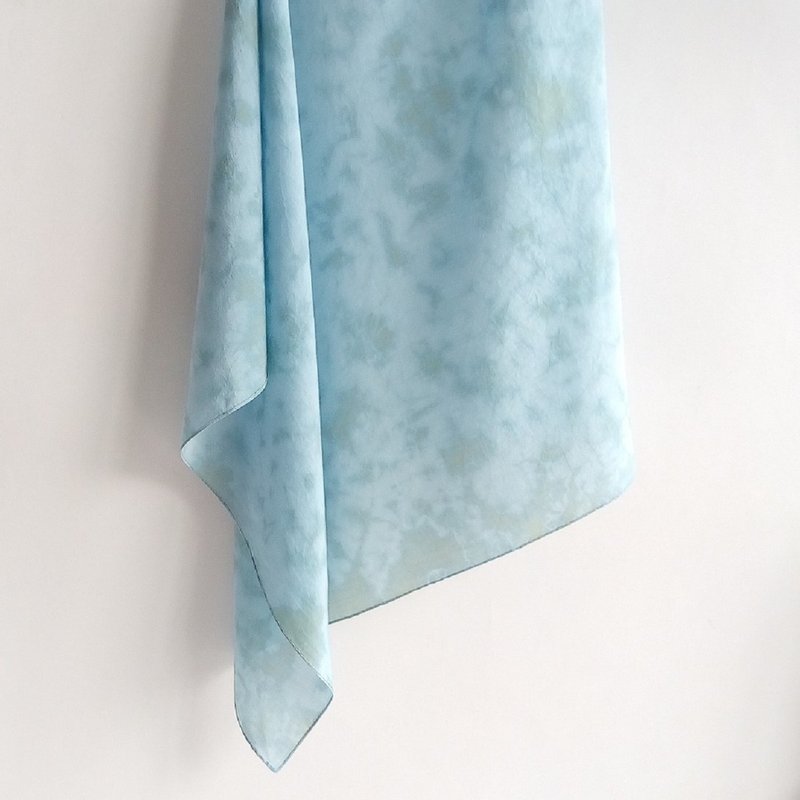 T.H.Ani 手工原創渲染絲巾-寬心 藍染 植物染 頭巾 絲巾 圍巾 - 絲巾 - 絲．絹 藍色