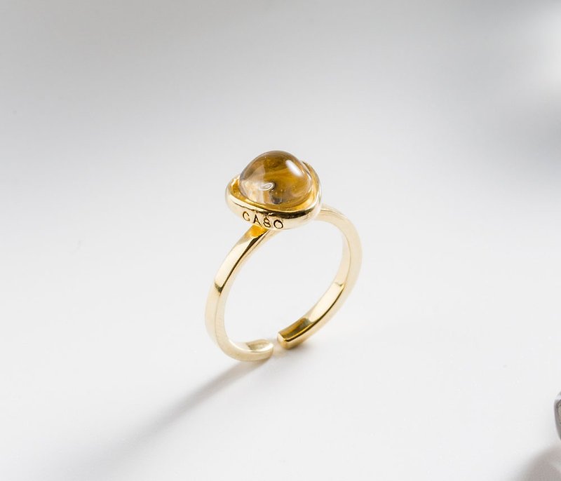 手作りのホウケイ酸ガラスの小さな三角形のリング、ゴールドメッキの CASO ジュエリー - リング - 金属 ゴールド