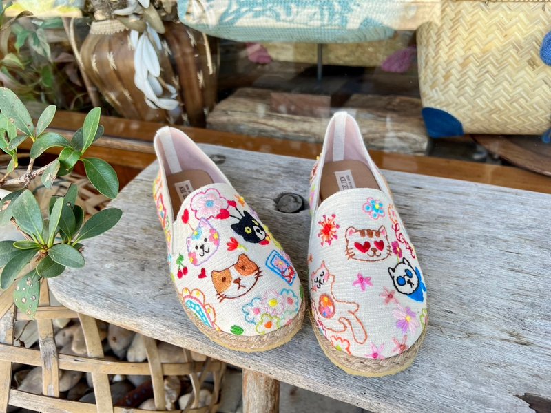 Slip-ons Dog & Cat Embroidery by hand - Women's Casual Shoes - Thread White