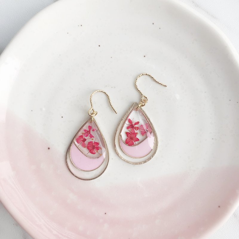 真花紅色翠珠花配粉色水滴形邊框耳環18K包金耳鈎 (可轉耳夾) - 耳環/耳夾 - 植物．花 粉紅色