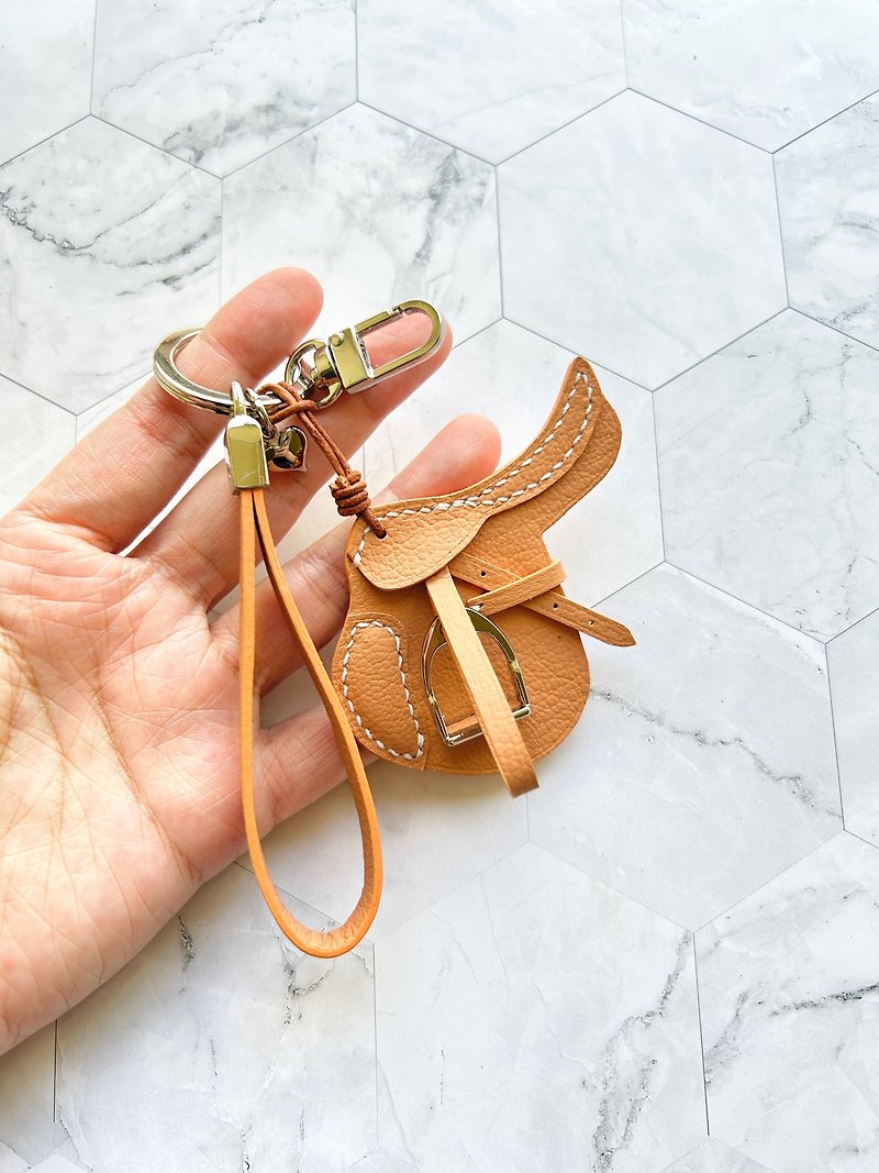 Original handmade leather goods 2024 annual color peach color cowhide saddle pendant | key ring - ที่ห้อยกุญแจ - หนังแท้ 