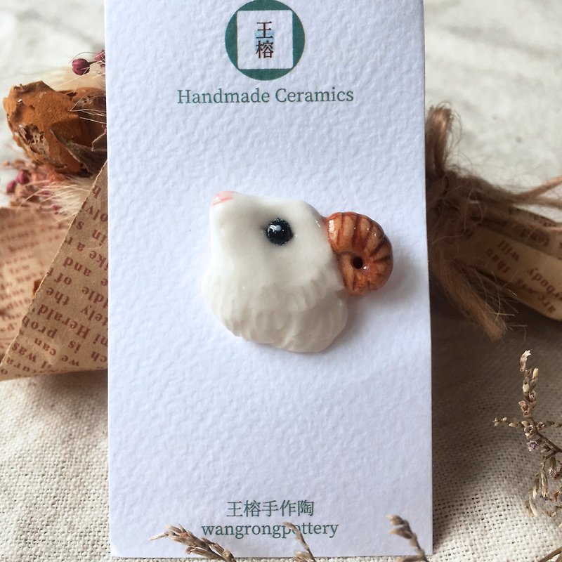 [Hand-made pottery gift box] Hand-made pottery bighorn sheep side brooch pin - เข็มกลัด - เครื่องลายคราม ขาว