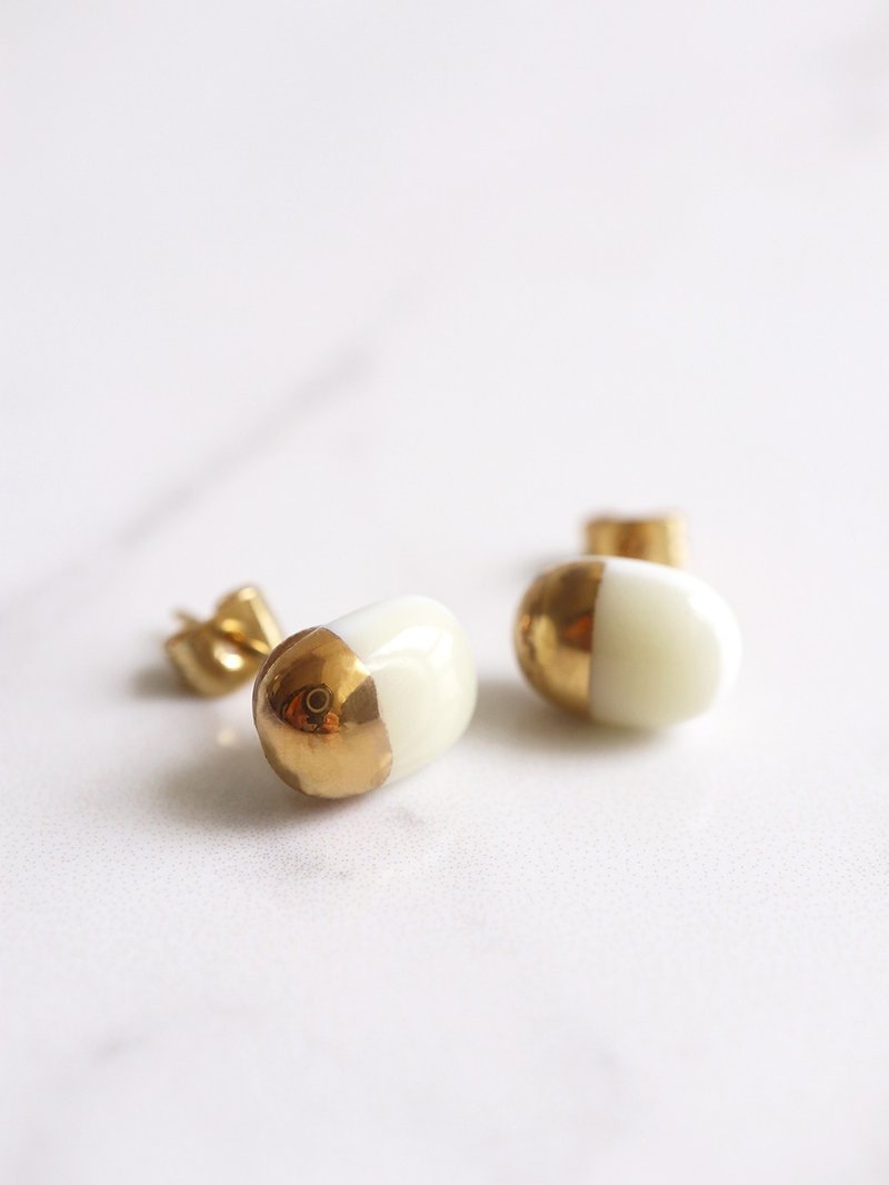 PILLOLA 玻璃耳丁 - White  手工燒製玻璃 簡約橢圓形耳丁 耳環 - 耳環/耳夾/耳骨夾 - 玻璃 白色
