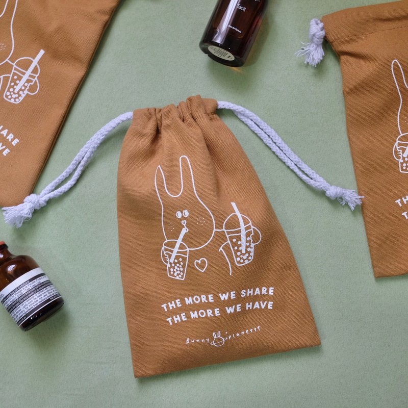 We Share Drawstring Pouch - กระเป๋าเครื่องสำอาง - ผ้าฝ้าย/ผ้าลินิน สีนำ้ตาล