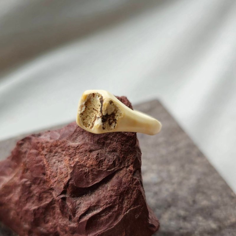 Deer antler plain ring, size 22 - แหวนทั่วไป - วัสดุอื่นๆ สีนำ้ตาล