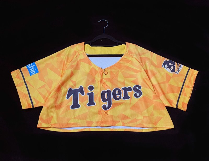 REGETHER 古著改製短版棒球球衣-寬鬆款-Hanshin Tigers阪神虎-33 - 女 T 恤 - 棉．麻 橘色