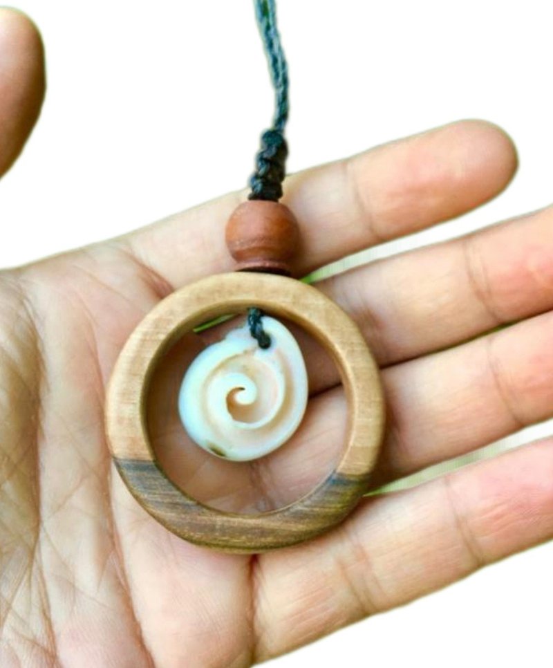 Wooden pendant and shell - 項鍊 - 木頭 