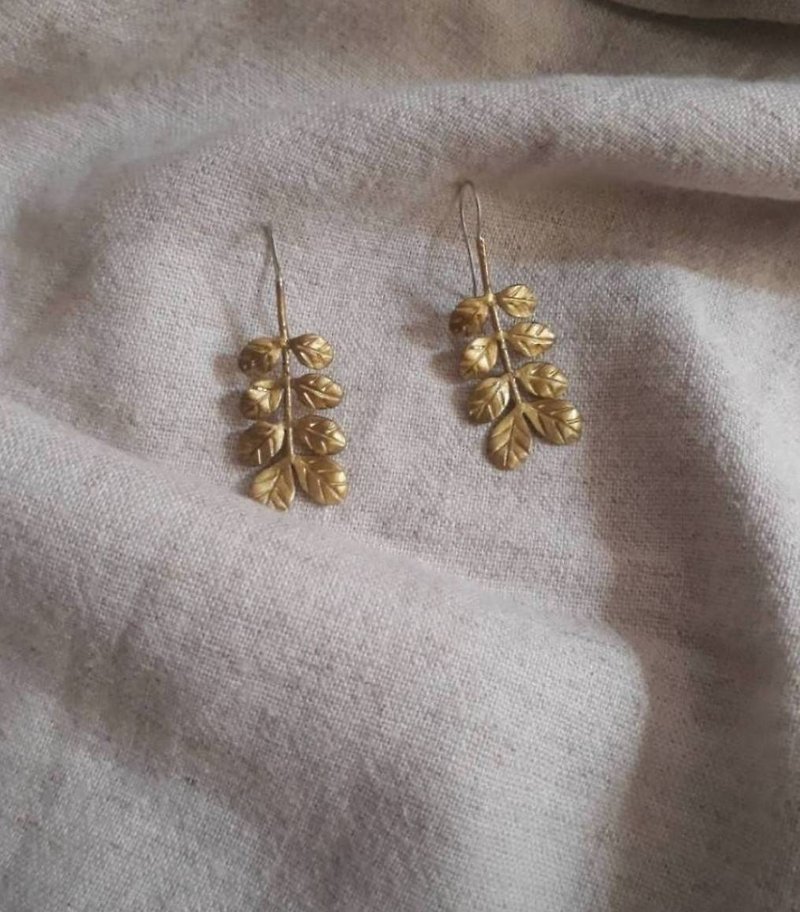 Handmade tiny leaf earrings ต่างหูใบไม้จิ๋ว - ต่างหู - เงินแท้ 