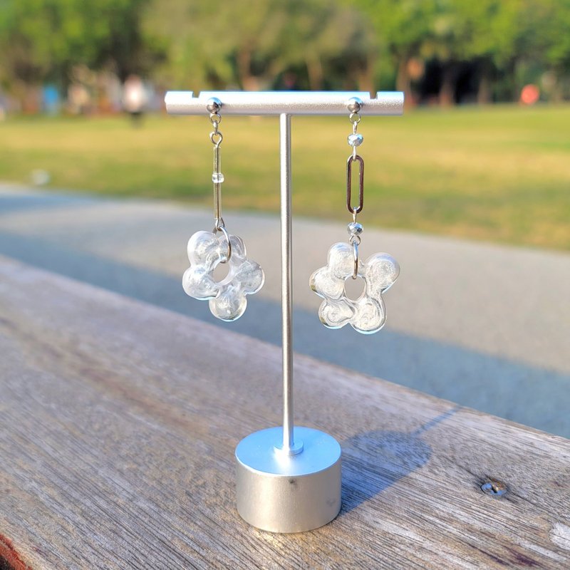 String flower handmade earrings hand-dyed No. 2 before everything disappears - ต่างหู - สแตนเลส ขาว