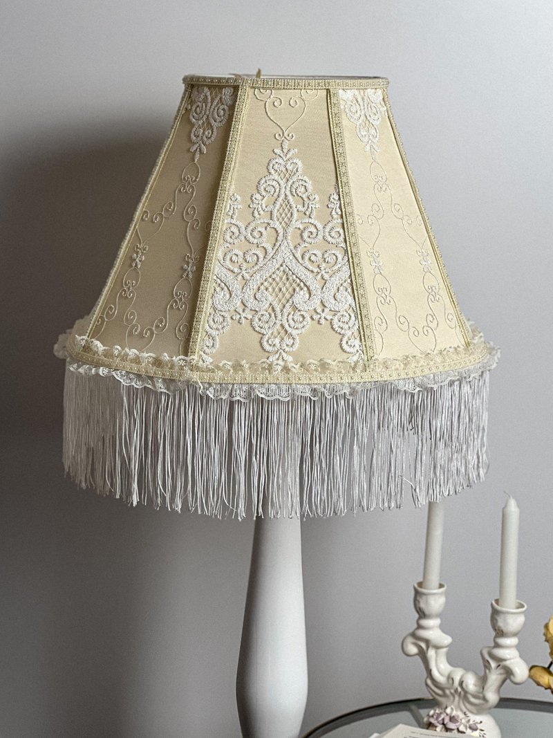 Victorian lampshade light pastel base with long fringe - โคมไฟ - วัสดุอื่นๆ ขาว