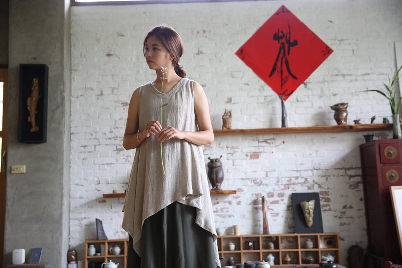 Natural black linen three-dimensional cut asymmetrical sleeveless top - เสื้อกั๊กผู้หญิง - ผ้าฝ้าย/ผ้าลินิน 