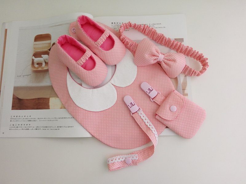 粉底水玉彌月禮物 嬰兒鞋+髮帶+奶嘴夾+平安符袋+圍兜 - 彌月禮盒 - 棉．麻 粉紅色