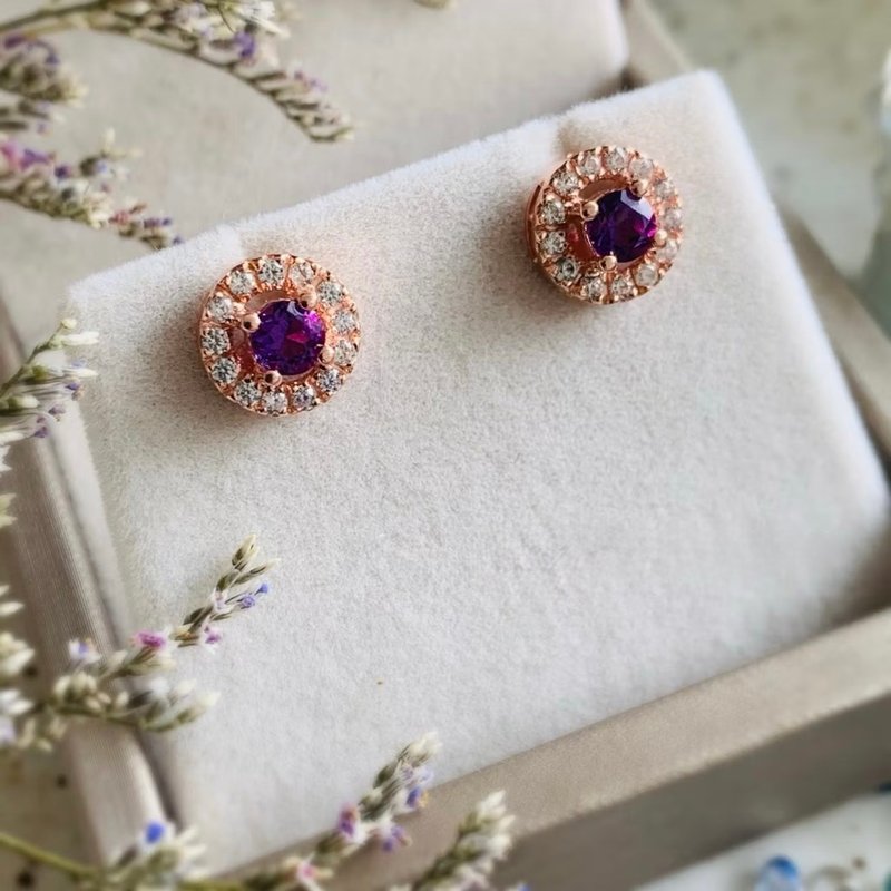 Stud earrings with a halo design, featuring a 4 mm round-cut amethyst surrounded by white zircon. - 耳環/耳夾/耳骨夾 - 半寶石 紫色