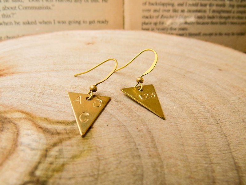 Wing Wing 手做飾品 黃銅吊牌客製化刻字耳環(三角，1~3字) - 耳環/耳夾 - 其他金屬 