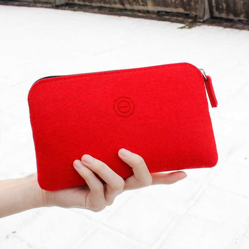 Simple and multifunctional wool felt clutch/bright red-can be used as a pencil case. Cell phone storage bag. Cosmetic bag - กระเป๋าคลัทช์ - ขนแกะ สีแดง