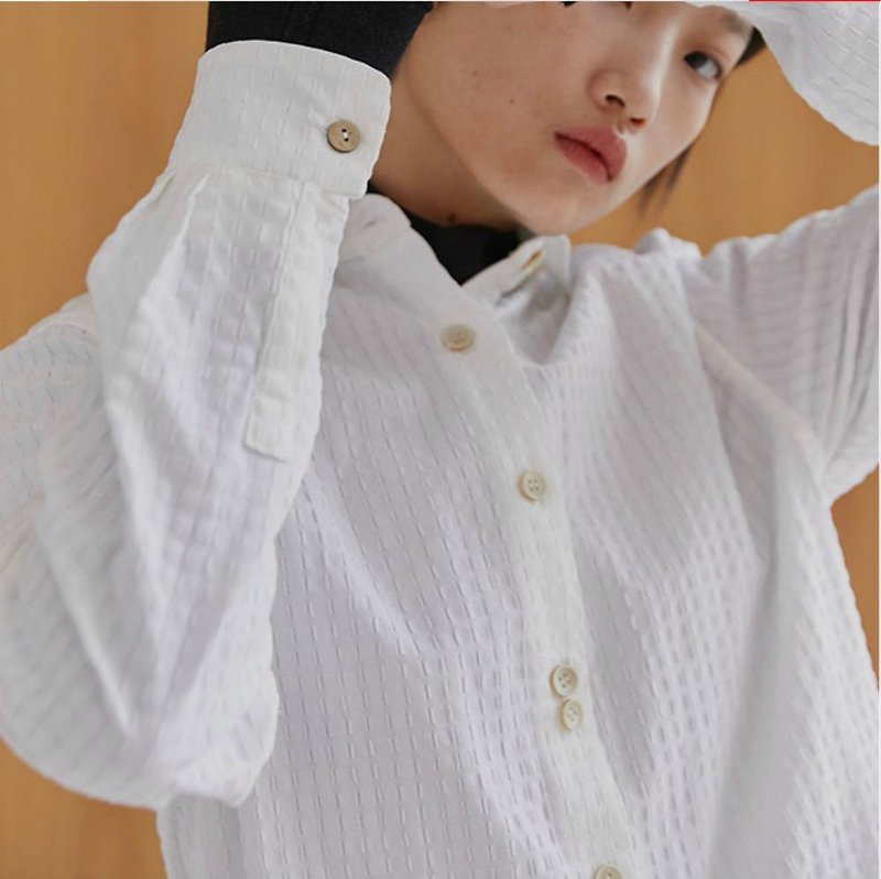 White moonlight white embossed texture cotton Windsor collar casual shirt autumn and winter take the heart machine button long-sleeved shirt - Women's Shirts - Cotton & Hemp White