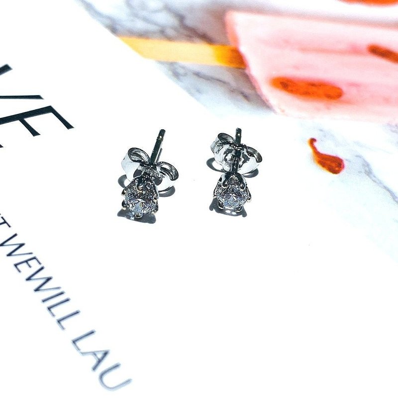 Eli Jewelry璀璨閃耀六爪圓形鋯石18K白金耳環 附金飾保證卡 - 耳環/耳夾/耳骨夾 - 貴金屬 銀色