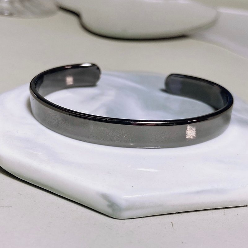 祝福 質感光澤黑手環 可刻字 客製化祝福 寬版 手環 C型 可調 - 手鍊/手鐲 - 其他金屬 黑色