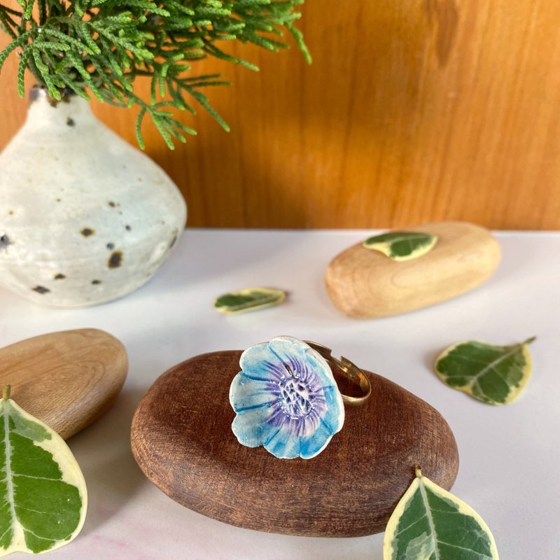 Flower Ring/ Ceramic / jewelry - 戒指 - 陶 白色