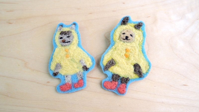 Bear in the raincoat Embroidery illustration pin(1P) - Brooches - Wool Yellow