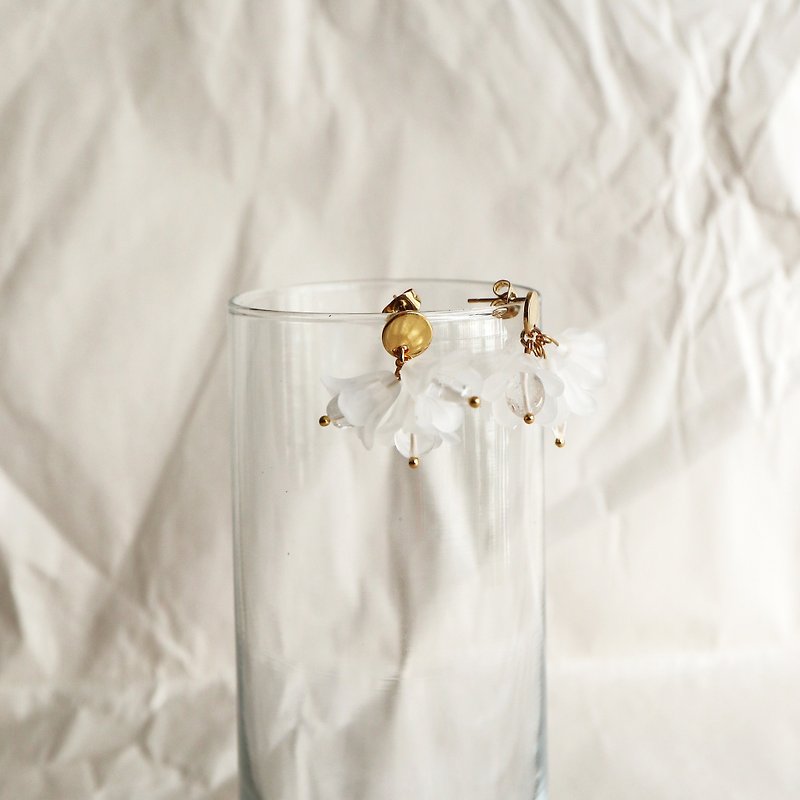 Petite Fleur in Clear Quartz | Flower Earrings / Stainless Steel - Earrings & Clip-ons - Acrylic Silver